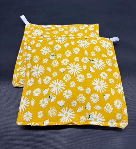 Bumble Bee & Daisy Potholder Set: Quilted Cotton Hot Pads